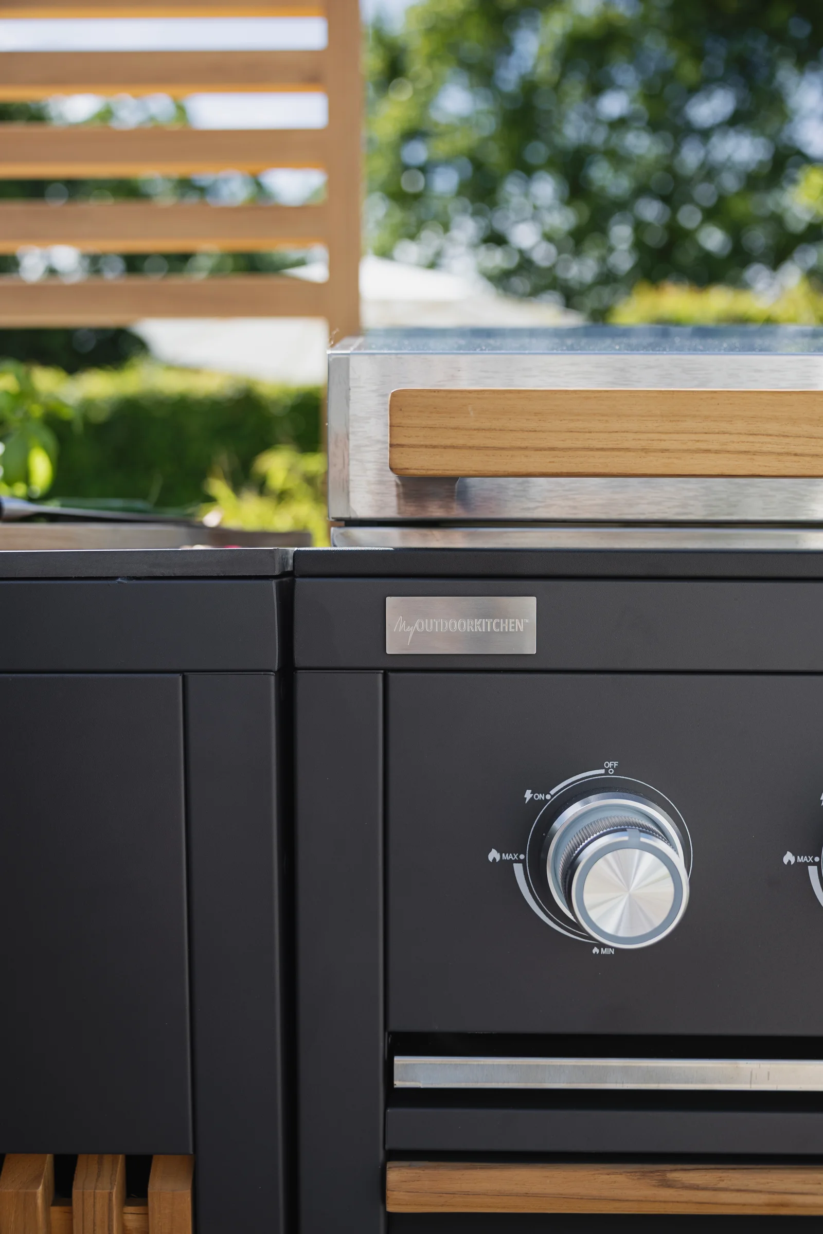 Myoutdoorkitchen Designer Series met zwart design en teak