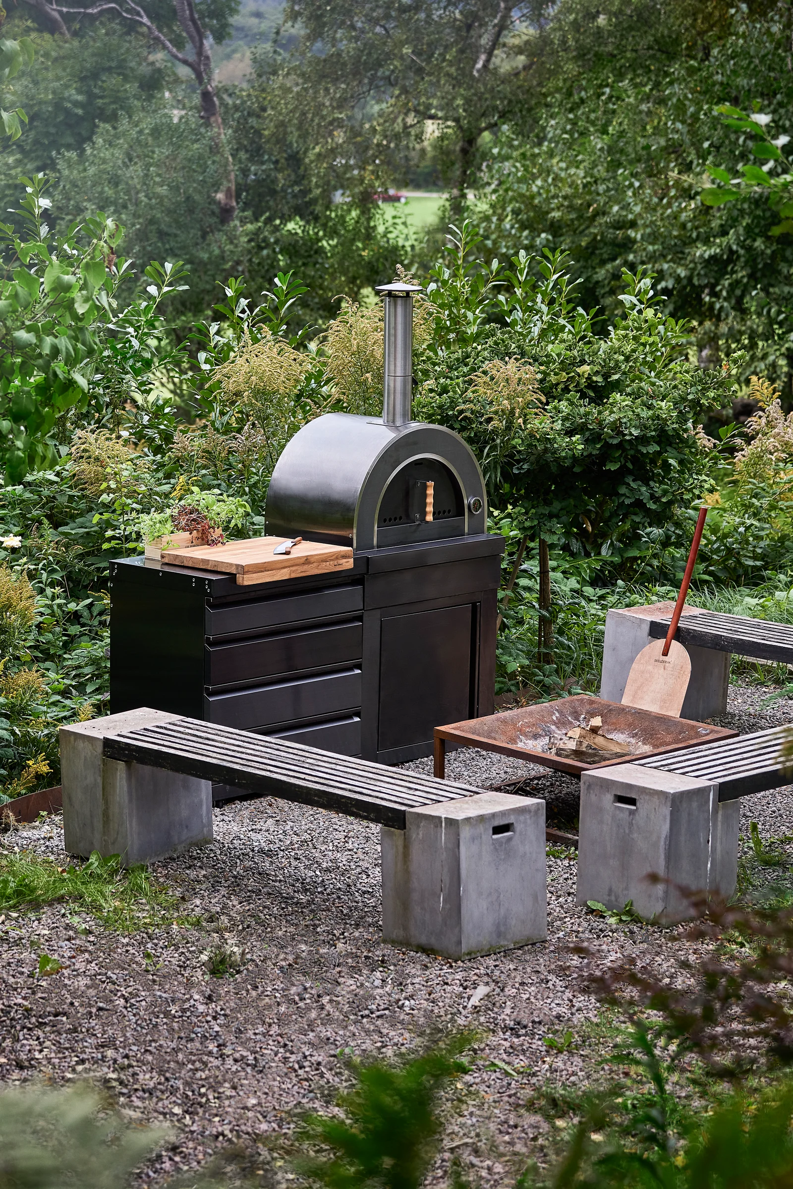 Zwarte Myoutdoorkitchen module met pizzaoven