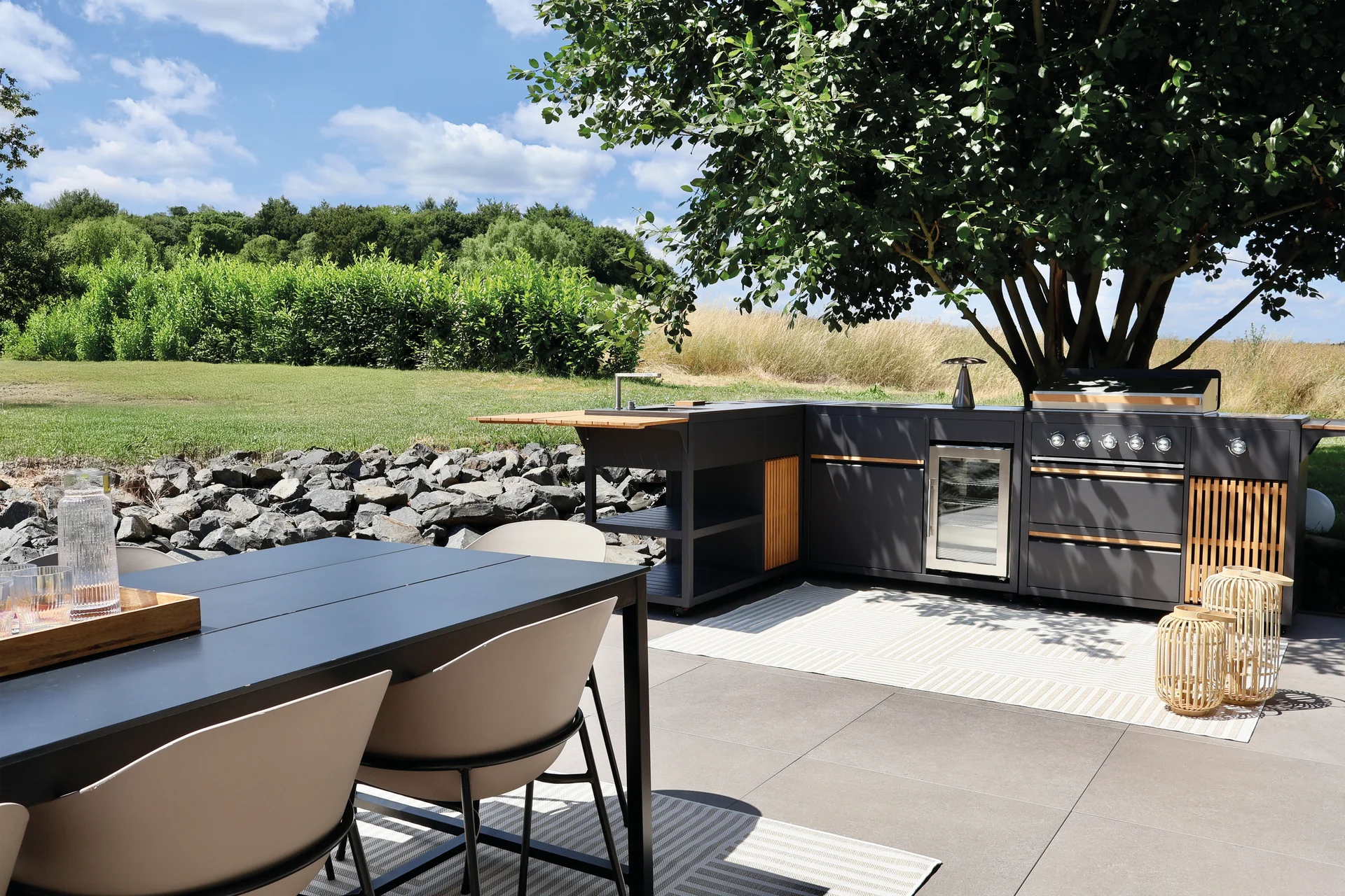 Modulaire Myoutdoorkitchen buitenkeuken in een groene tuin